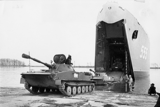 "Den røde baltiske flåde øver landsætning af PT76 kampvogne. | Ukendt fotograf."